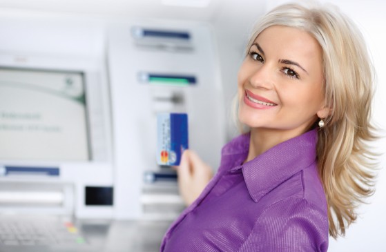 Frau vor einem Geldautomaten