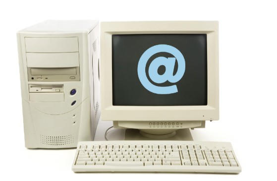 Ein alter Rechner mit Bildschirm